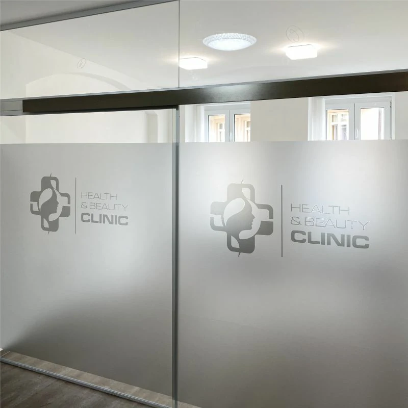 Polep, pískovaná fólie - HBC Clinic Karlovy Vary